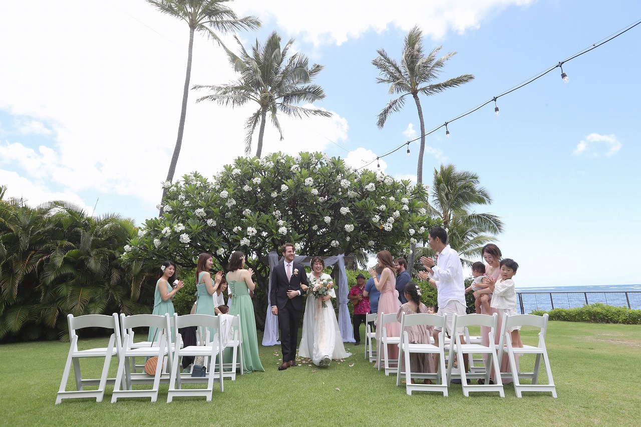 ハワイ　結婚式　ハレプナカイ　ガーデン挙式　ガーデン　退場