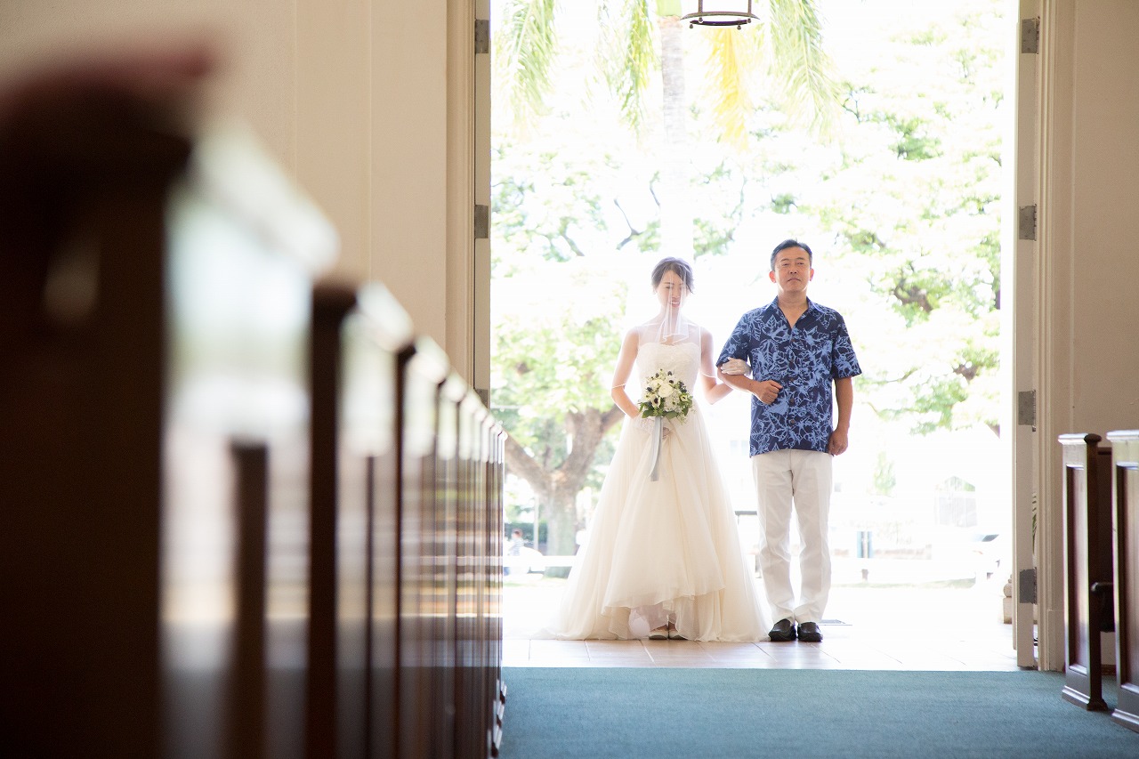ハワイ　ビーチ　結婚式　ハワイウェディングフォト　バージンロード　アロハシャツ　セントラルユニオン中聖堂