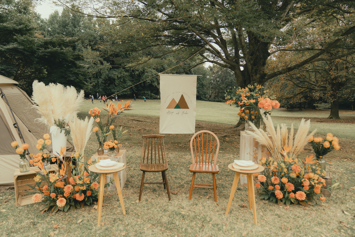 キャンプがテーマの結婚式メイン装花 アウトドアウェディング