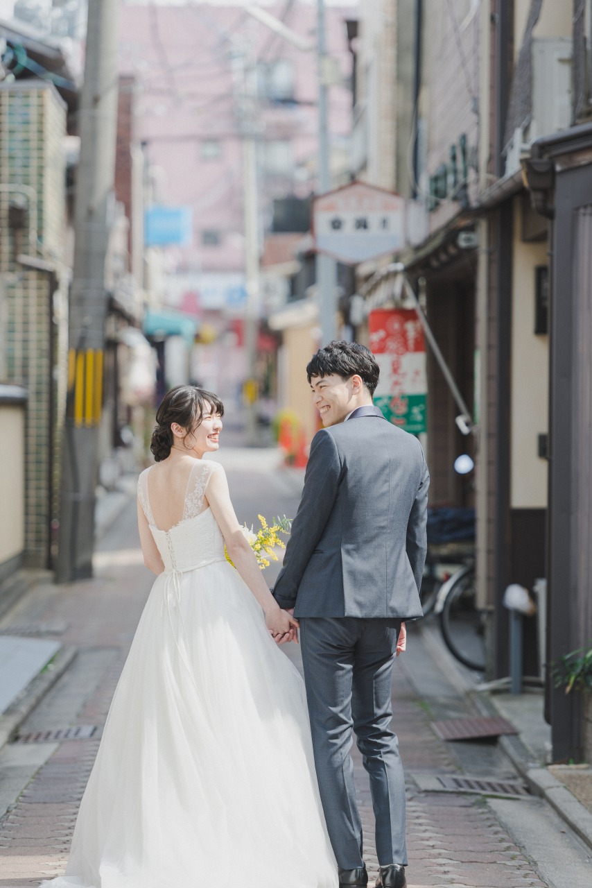 京都の街中をドレスとタキシード姿で撮影する新郎新婦
