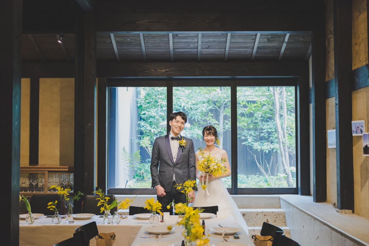 京都の古民家で結婚式をする新郎新婦