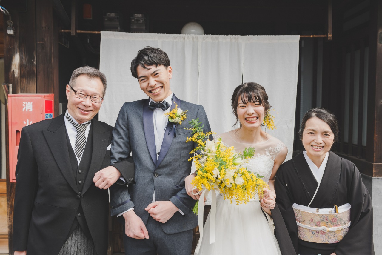 結婚式前に家族と仲良く写真撮影