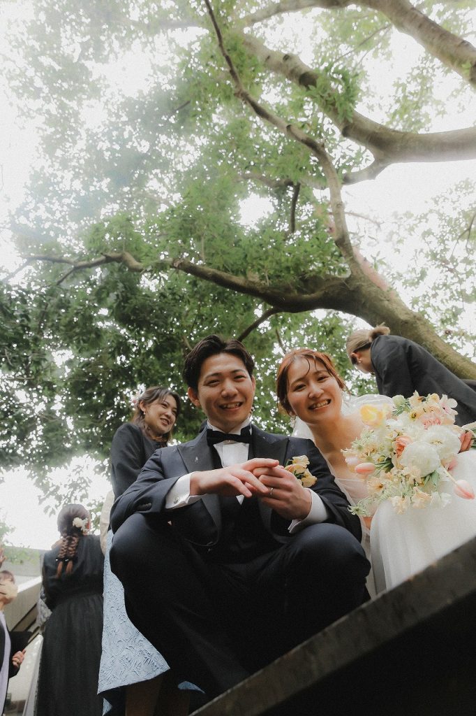 緑に囲まれた森のレストランでの結婚式