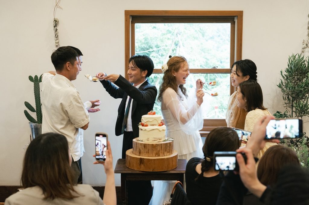 結婚式のウェディングケーキサンクスバイトセレモニー