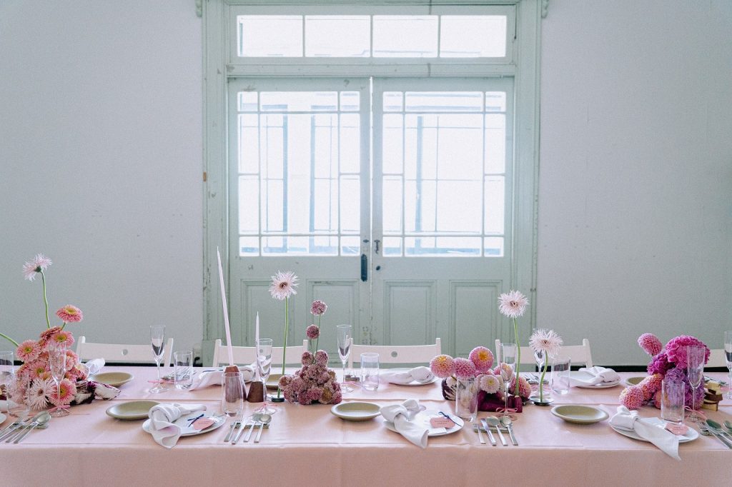 旧グッゲンハイム邸での会食会場 ピンクのテーブルコーディネート