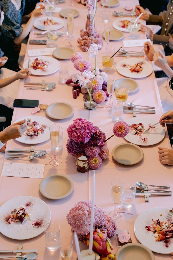 会食中のテーブル