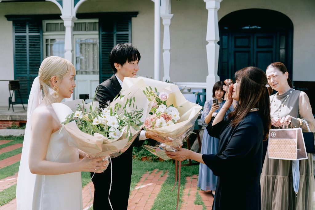 お母様に花束を渡す新郎新婦様