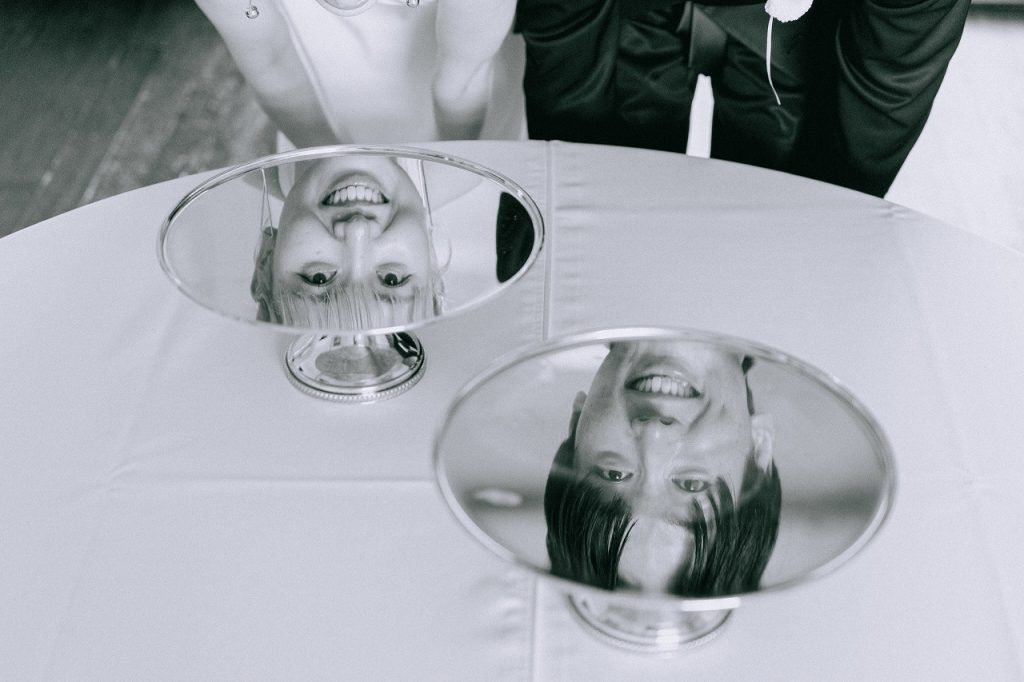 鏡越しの新郎新婦様