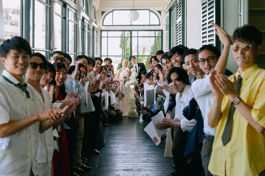 新郎新婦を祝福するゲスト