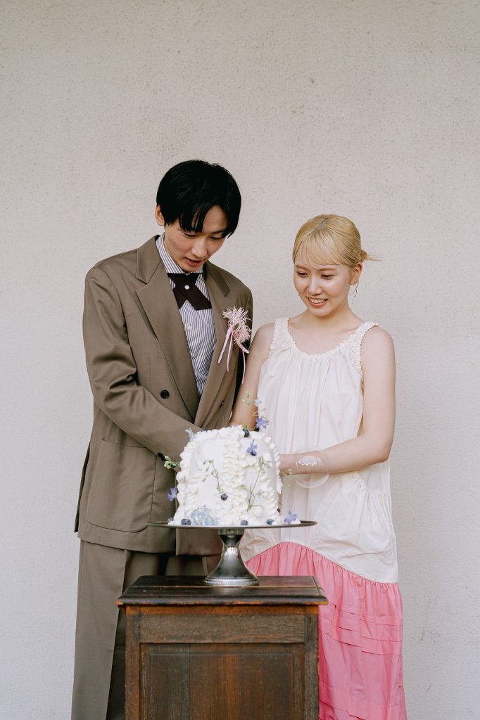 ケーキ入刀している新郎新婦様