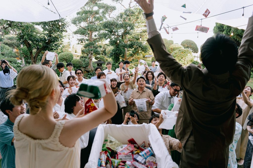 お菓子まきをする新郎新婦様