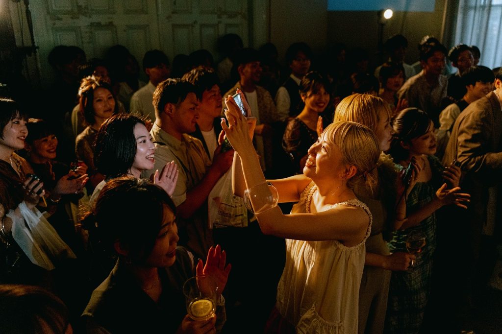 ライブ中写真を撮る新婦様