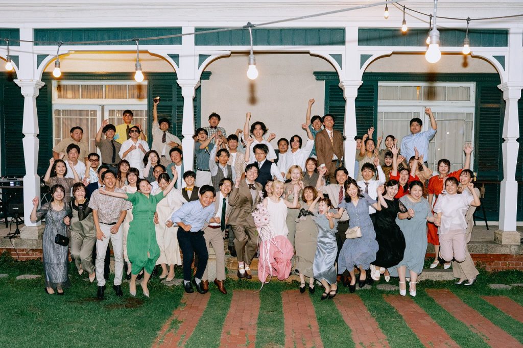 ジャンプをして集合写真