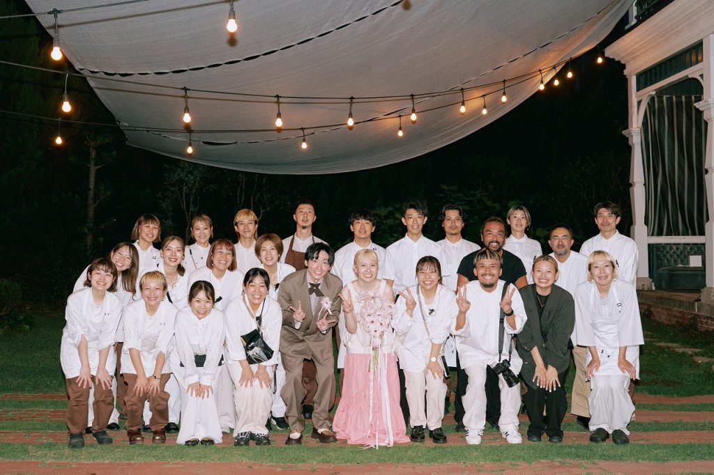 新郎新婦様と当日結婚式を一緒に創ったスタッフとの集合写真