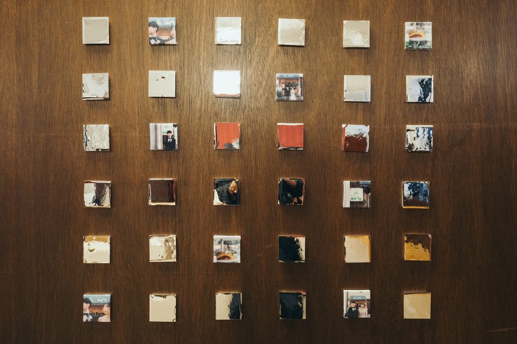 待合スペースに飾ったミラーボード