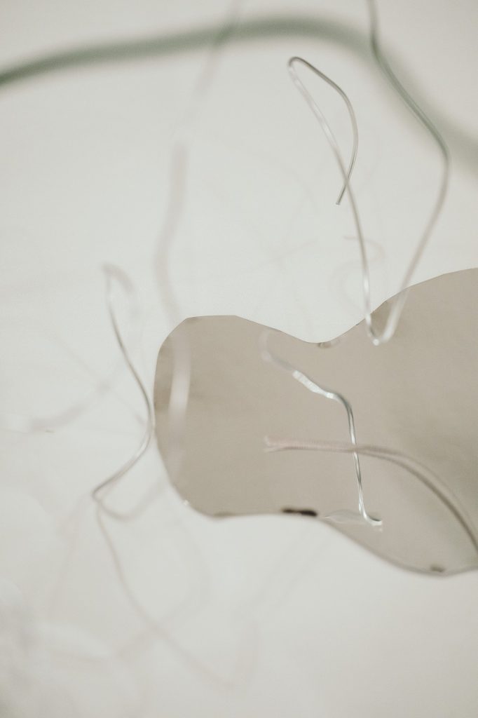 装飾のポイントのミラーとシルバーワイヤー