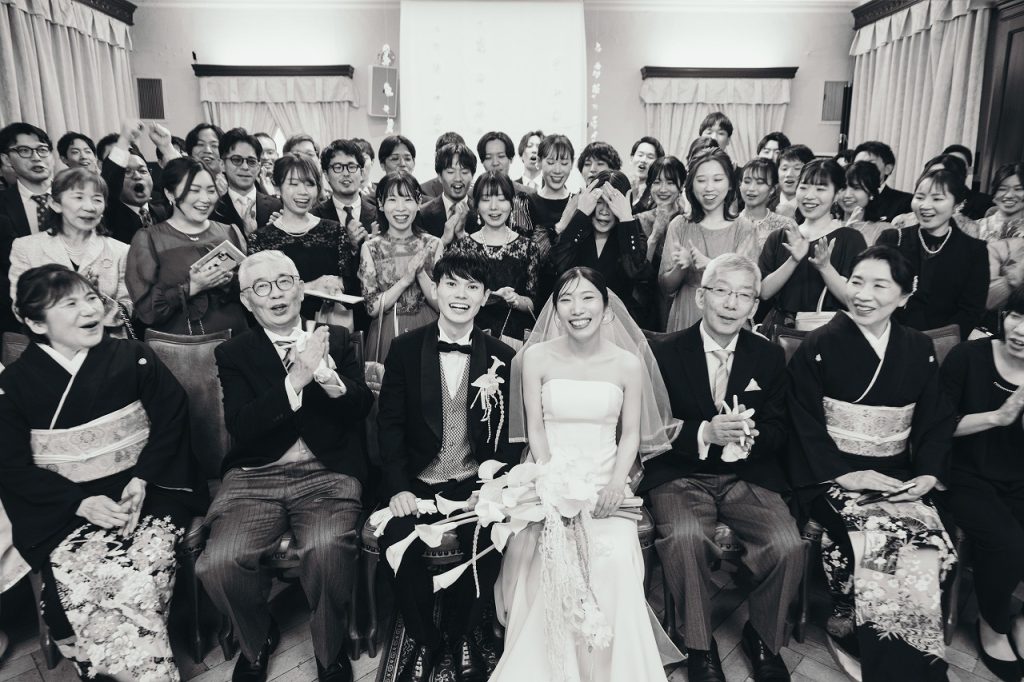 新郎新婦を囲んでの集合写真
