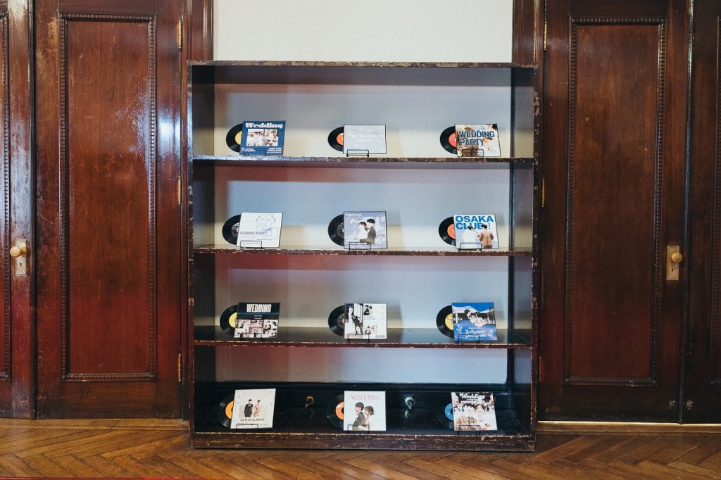 披露宴会場前のウェルカムスペースにレコードを