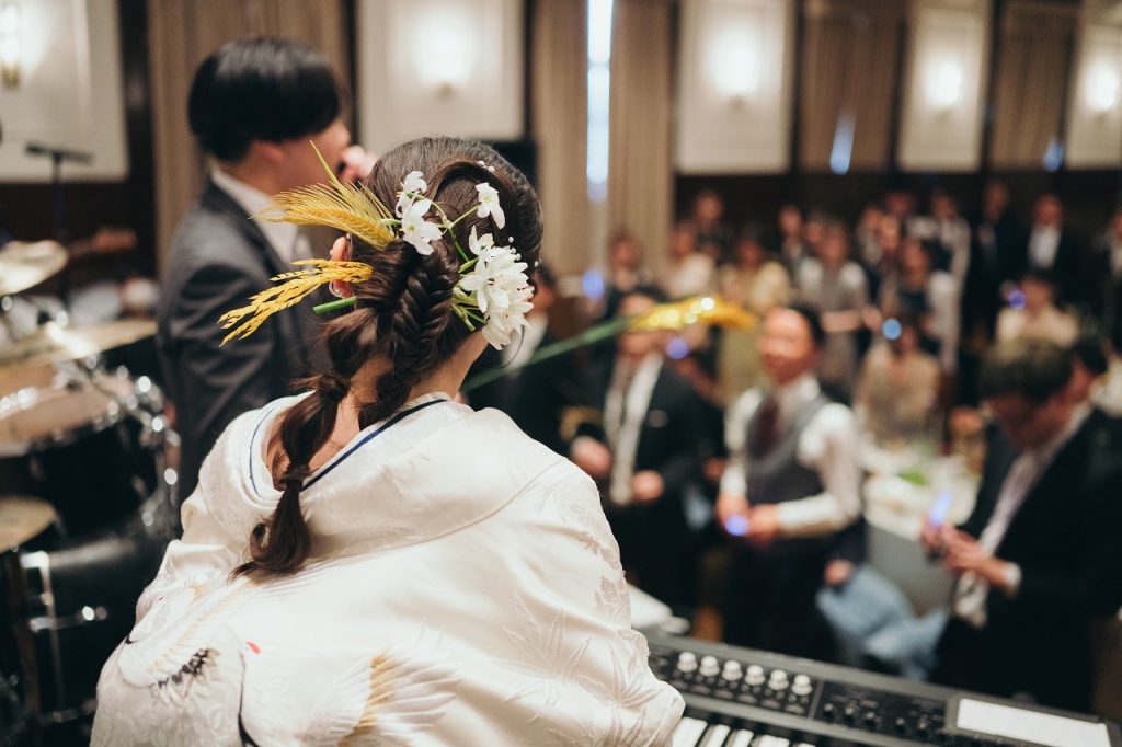 キーボードを演奏する白無垢姿の新婦