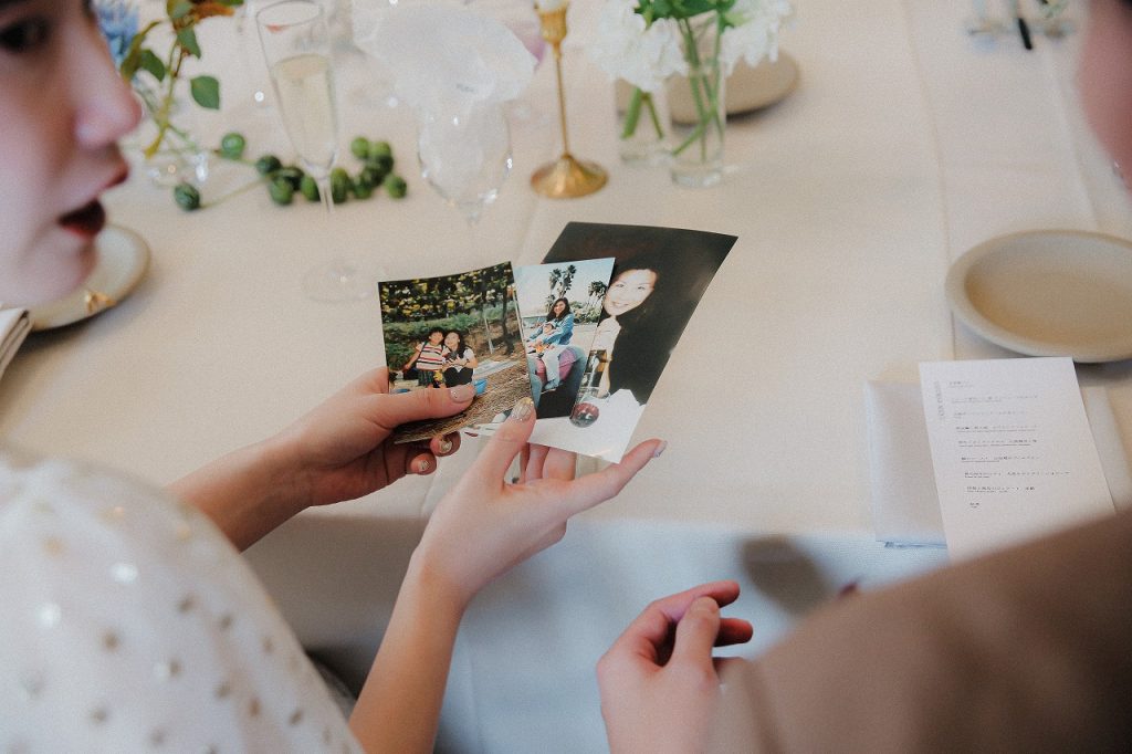 写真を見る新郎新婦