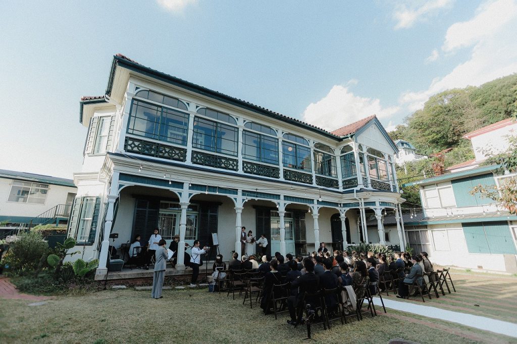 晴れた空の下でガーデンウェディング
