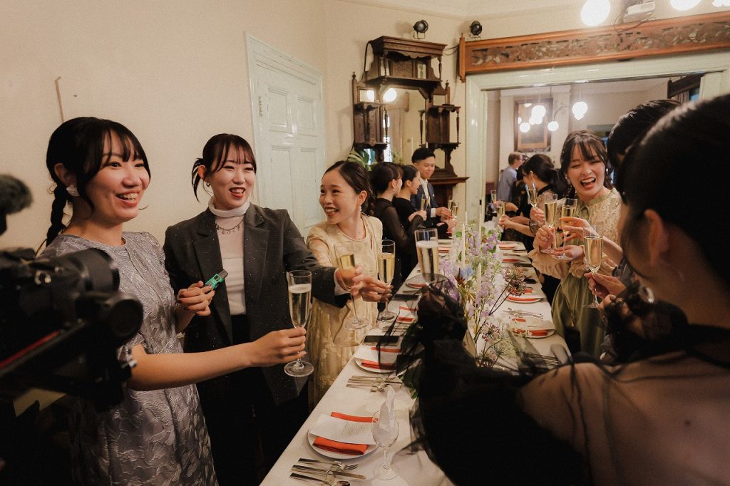 乾杯するゲストと新婦