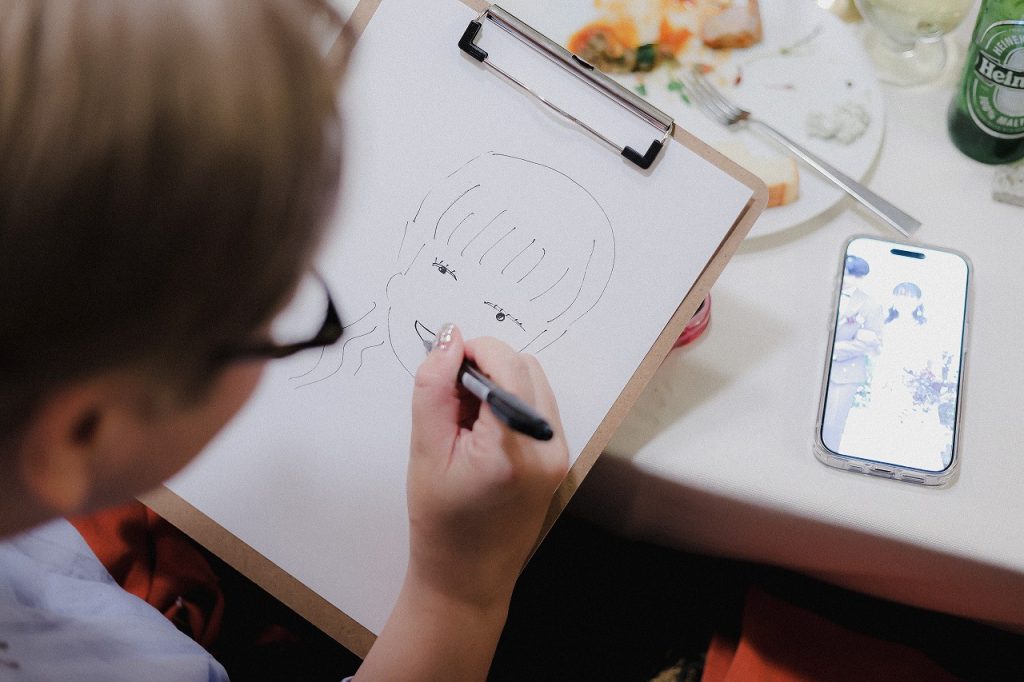 新婦の似顔絵を描いてるゲスト