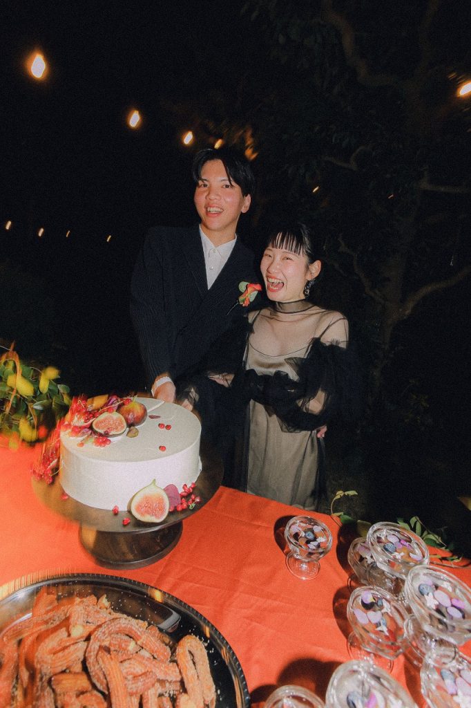 ケーキ入刀する新郎新婦