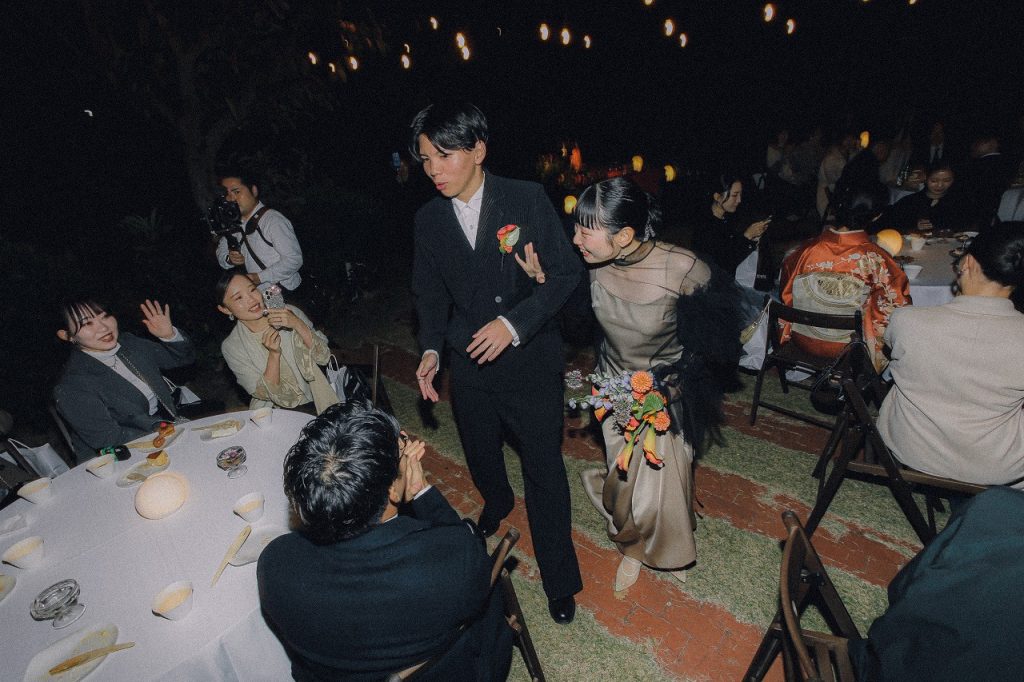 ご友人に挨拶をしながら退場