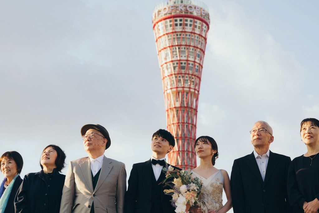 神戸ポートタワー前で家族写真撮影