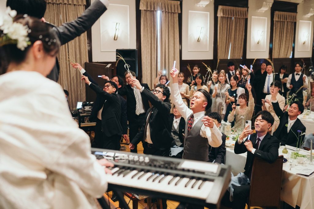 稲穂を振って盛り上がるゲスト