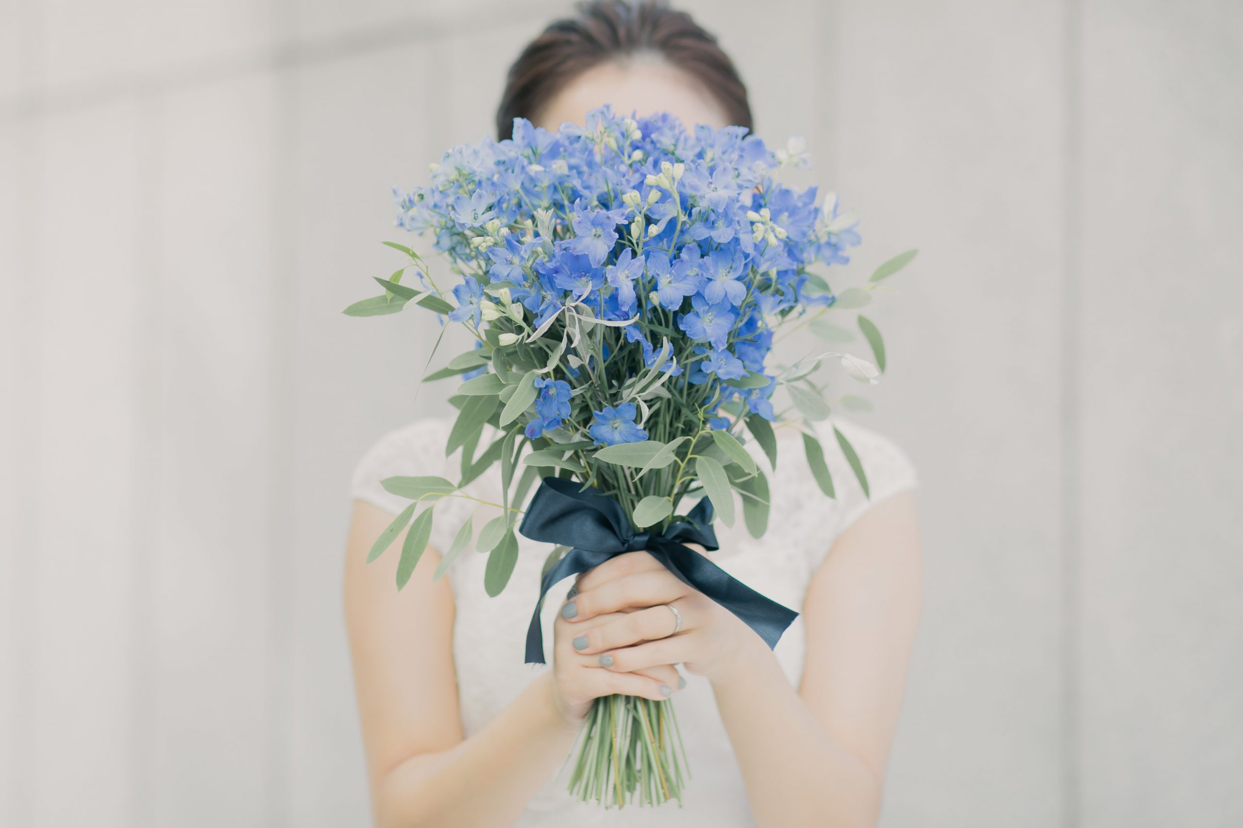 前撮りで青い花のブーケを持った新婦