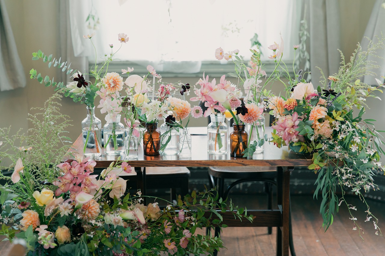 花瓶いっぱいの結婚式テーブル