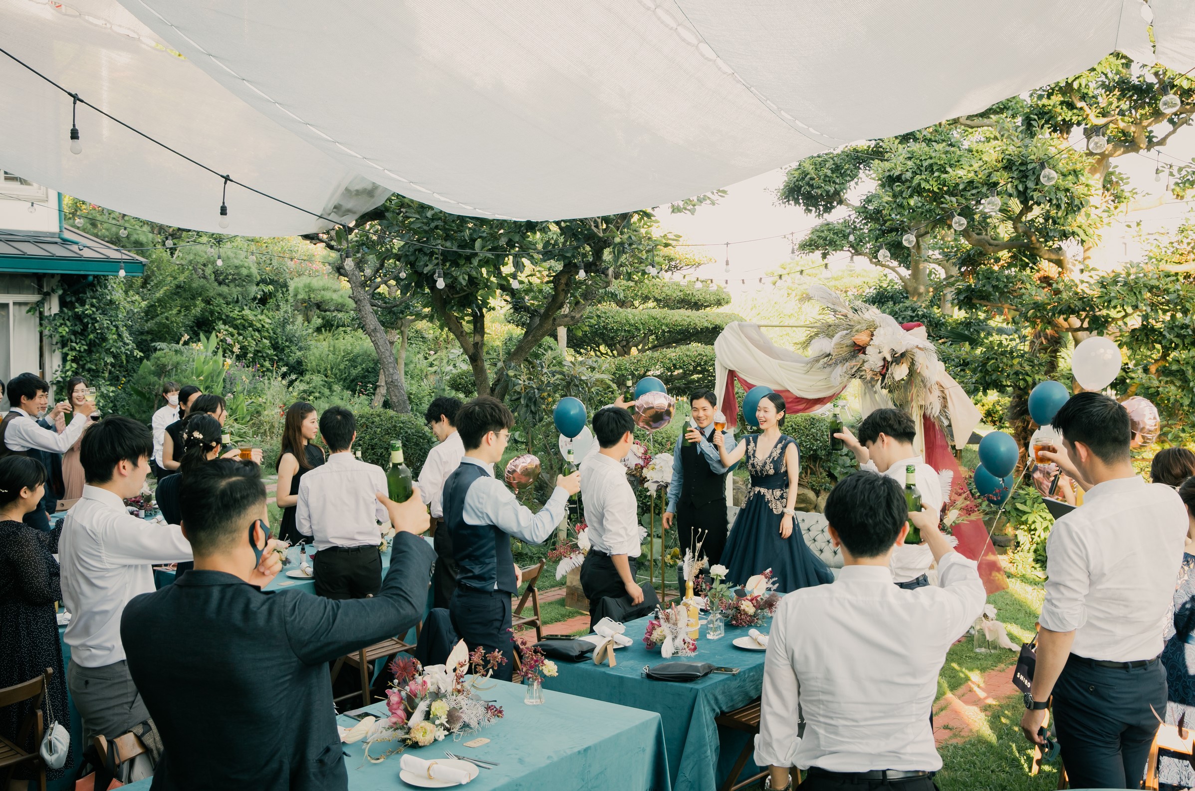 神戸の洋館にあるお庭で結婚式