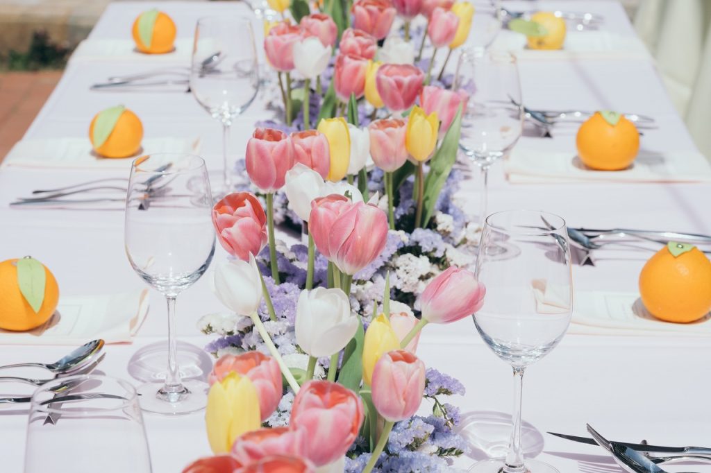 春のお花を使った結婚式の会場装飾