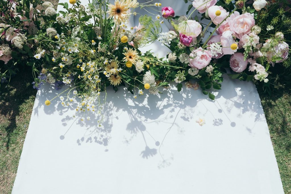 春のお花を使った結婚式の会場装飾