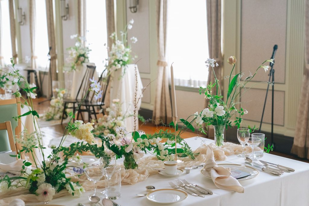 春のお花を使った結婚式の会場装飾