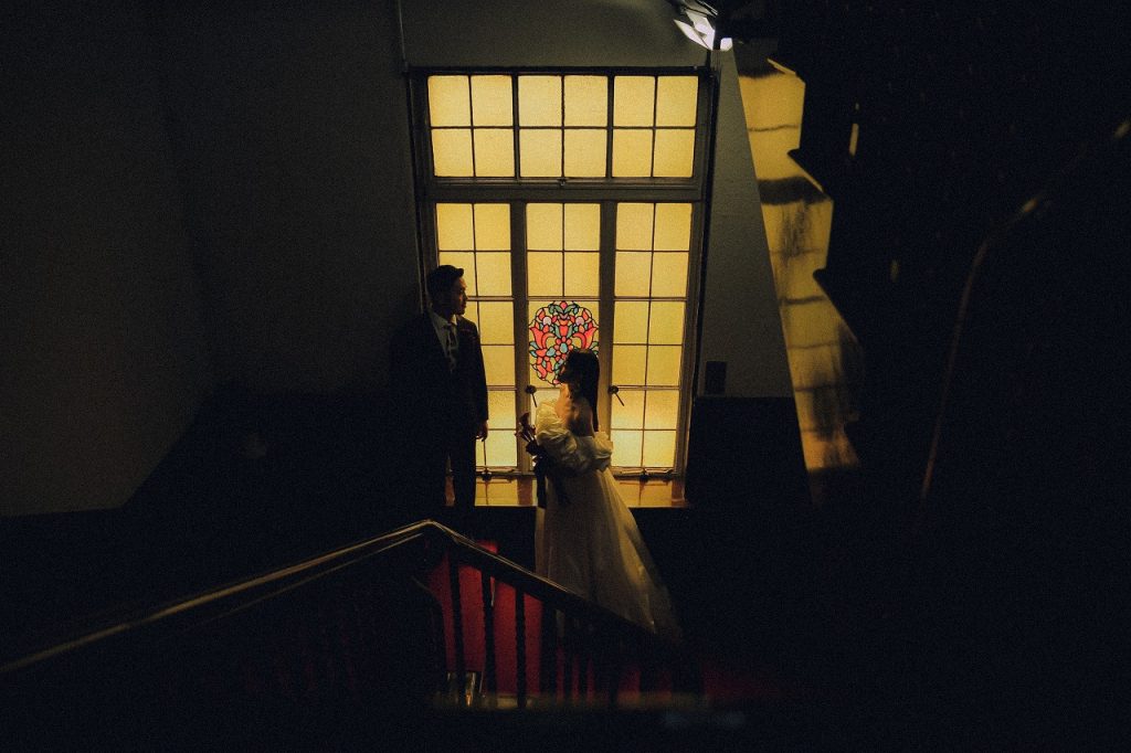 ステンドグラスが綺麗な階段でスナップ撮影