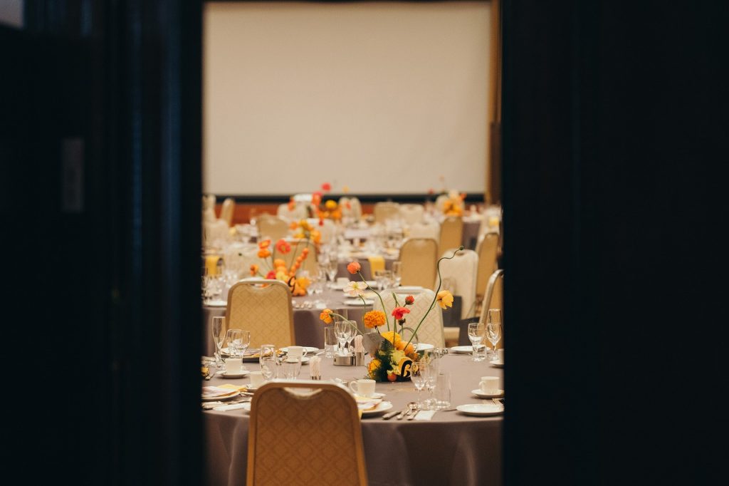 オレンジと黄色の披露宴会場装飾