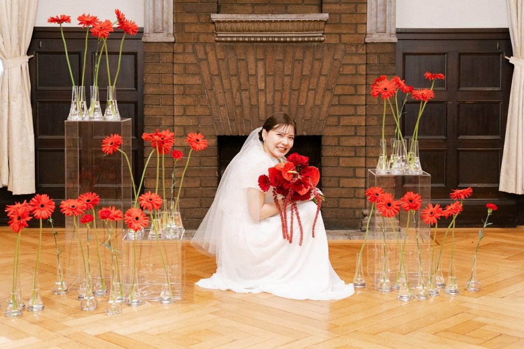挙式会場に赤いガーベラ