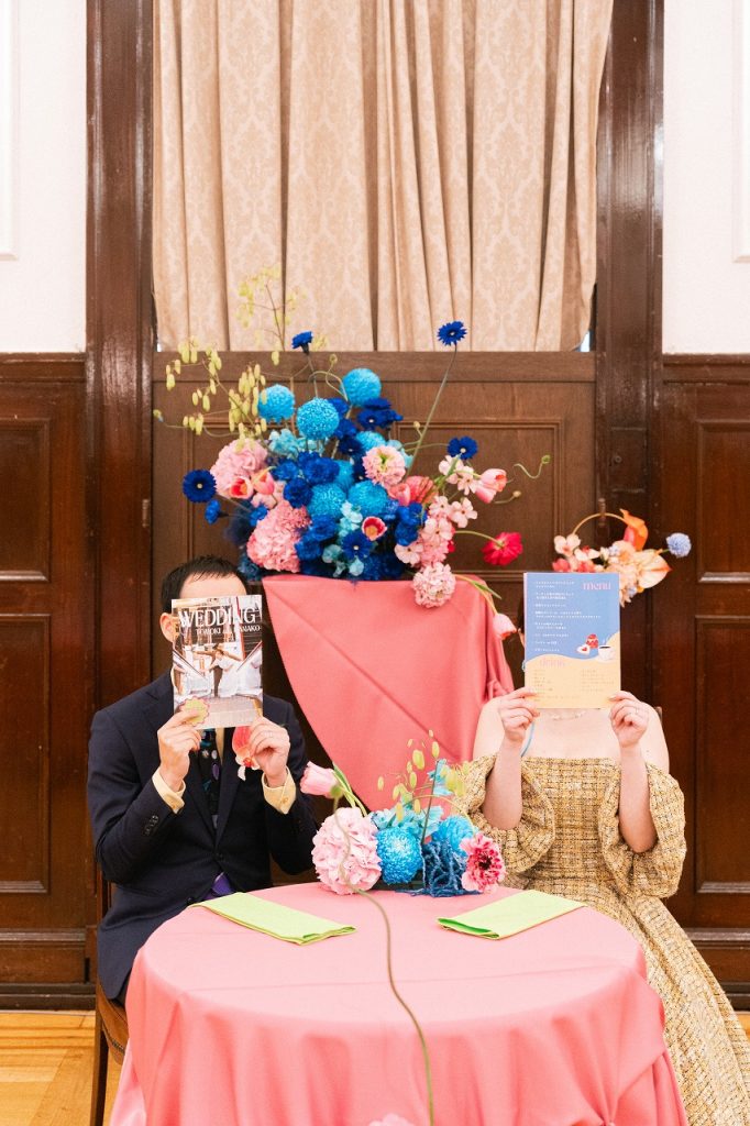 ピンクとブルーのポップなメインテーブル