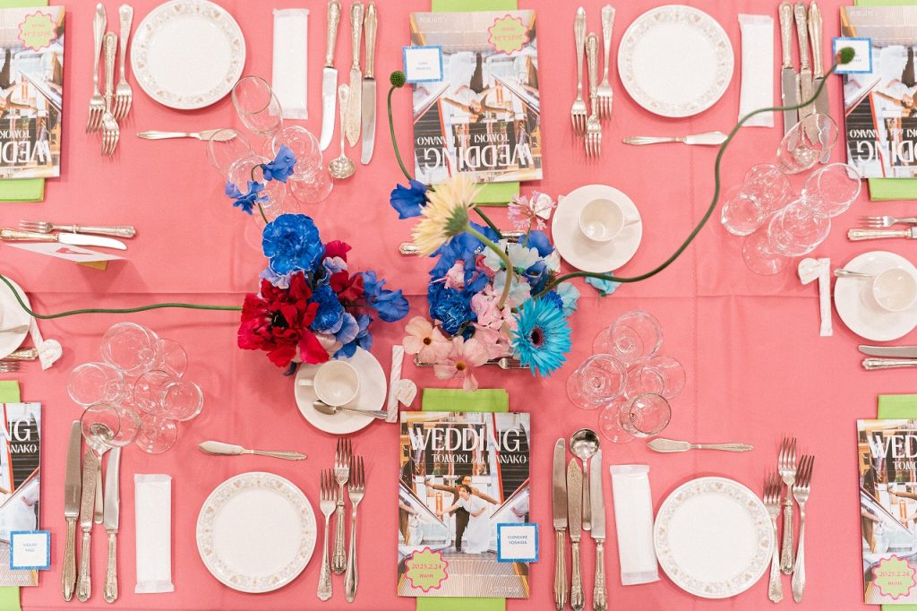 ピンクとブルーのポップなゲストテーブル